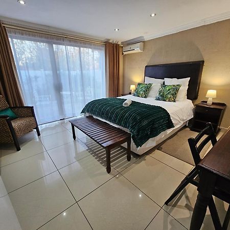 Bettie'S Luxury Lodge Kroonstad Buitenkant foto