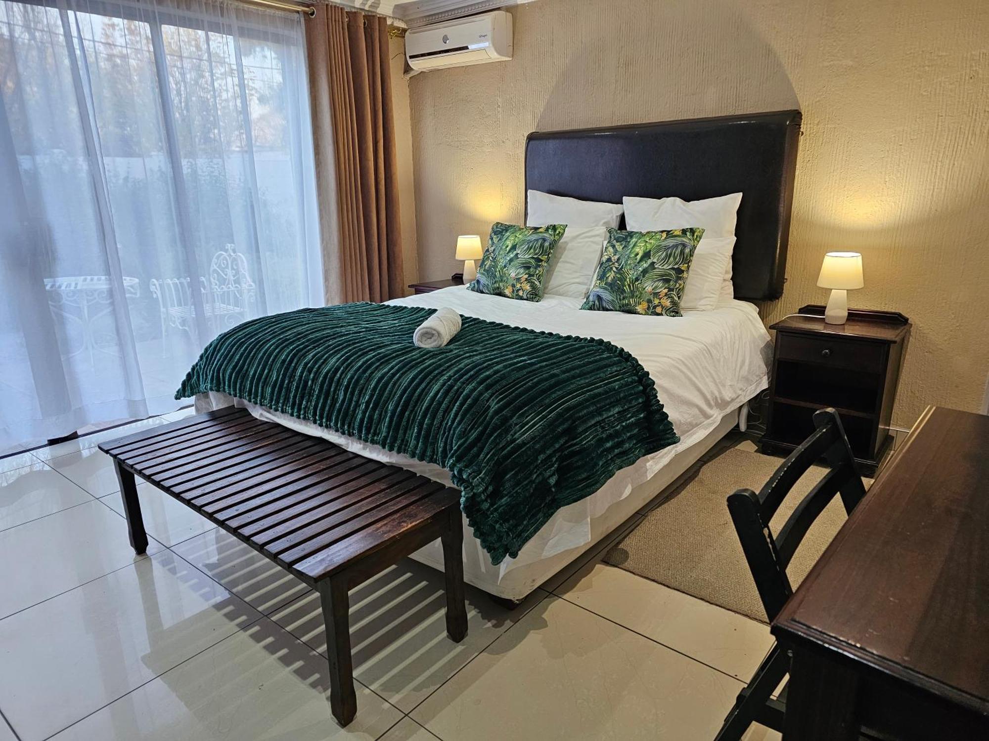 Bettie'S Luxury Lodge Kroonstad Buitenkant foto