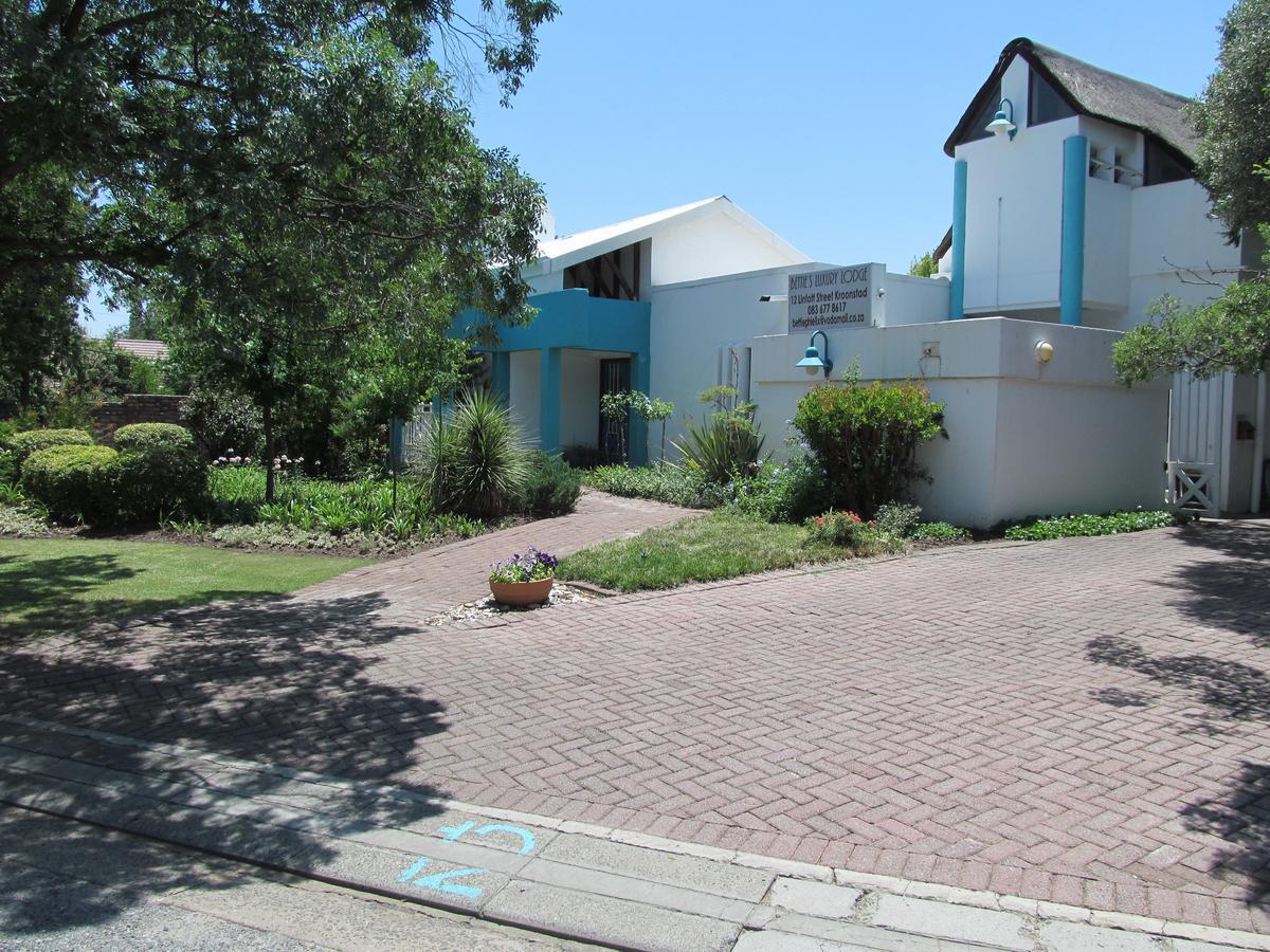 Bettie'S Luxury Lodge Kroonstad Buitenkant foto